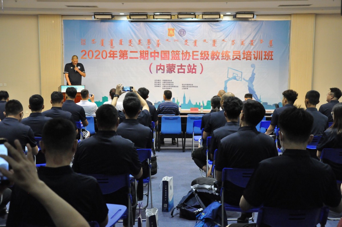 如何在篮球冬令营中加强体能训练？_2